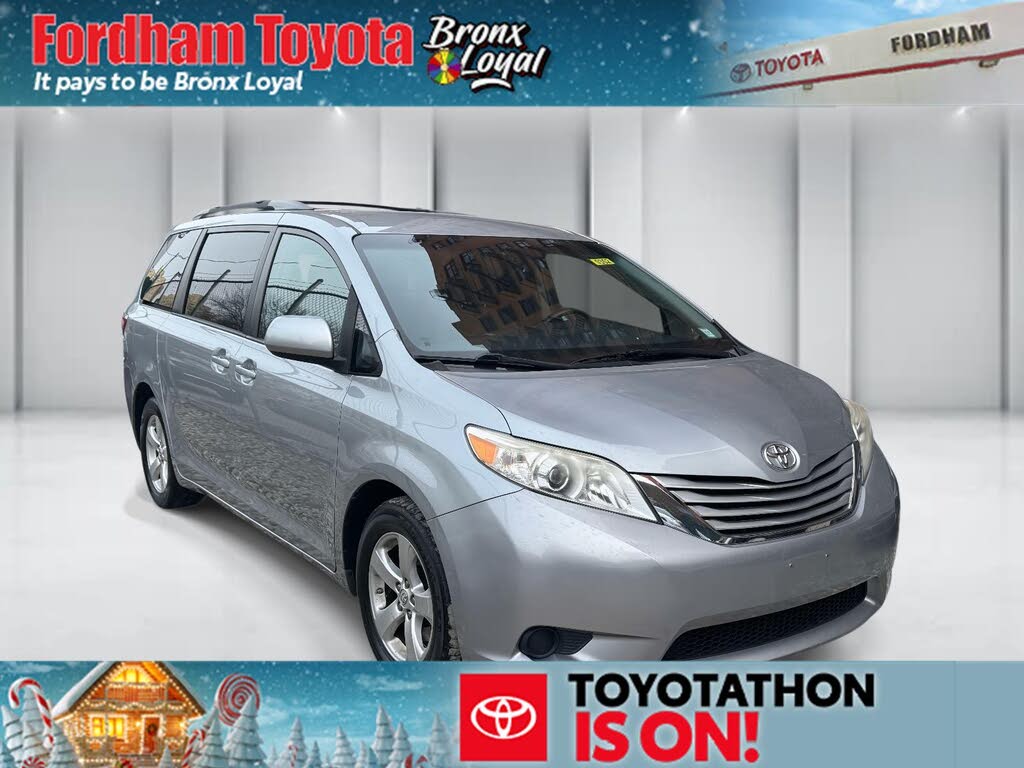 2017 Toyota Sienna LE 7-Passenger Auto Access Seat FWD