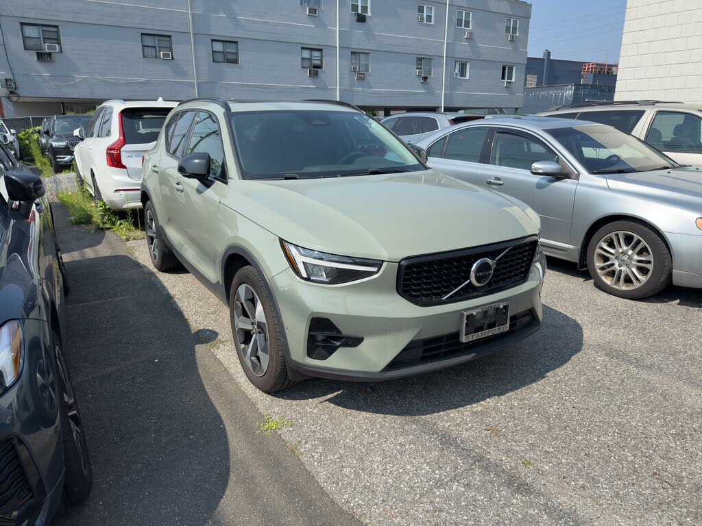 2023 Volvo XC40 B5 Plus Dark Theme AWD