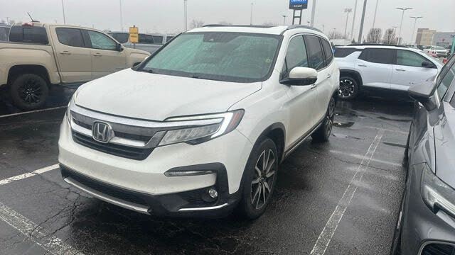 2021 Honda Pilot Touring AWD with Rear Captains Chairs