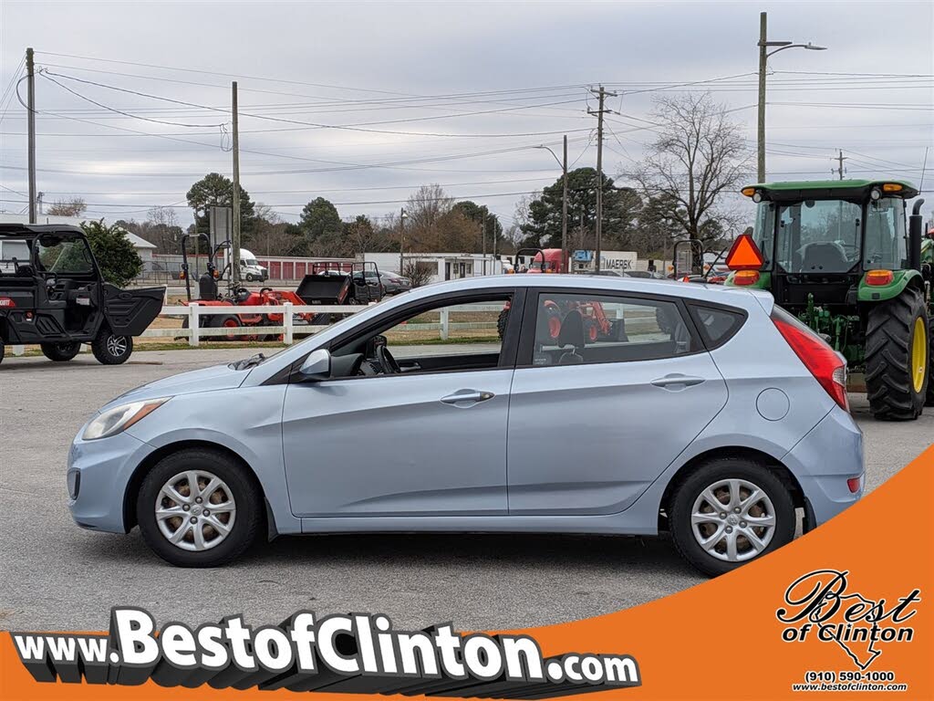 2013 Hyundai Accent GS 4-Door Hatchback FWD