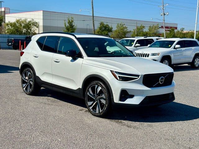 2025 Volvo XC40 B5 Ultra Dark Theme AWD