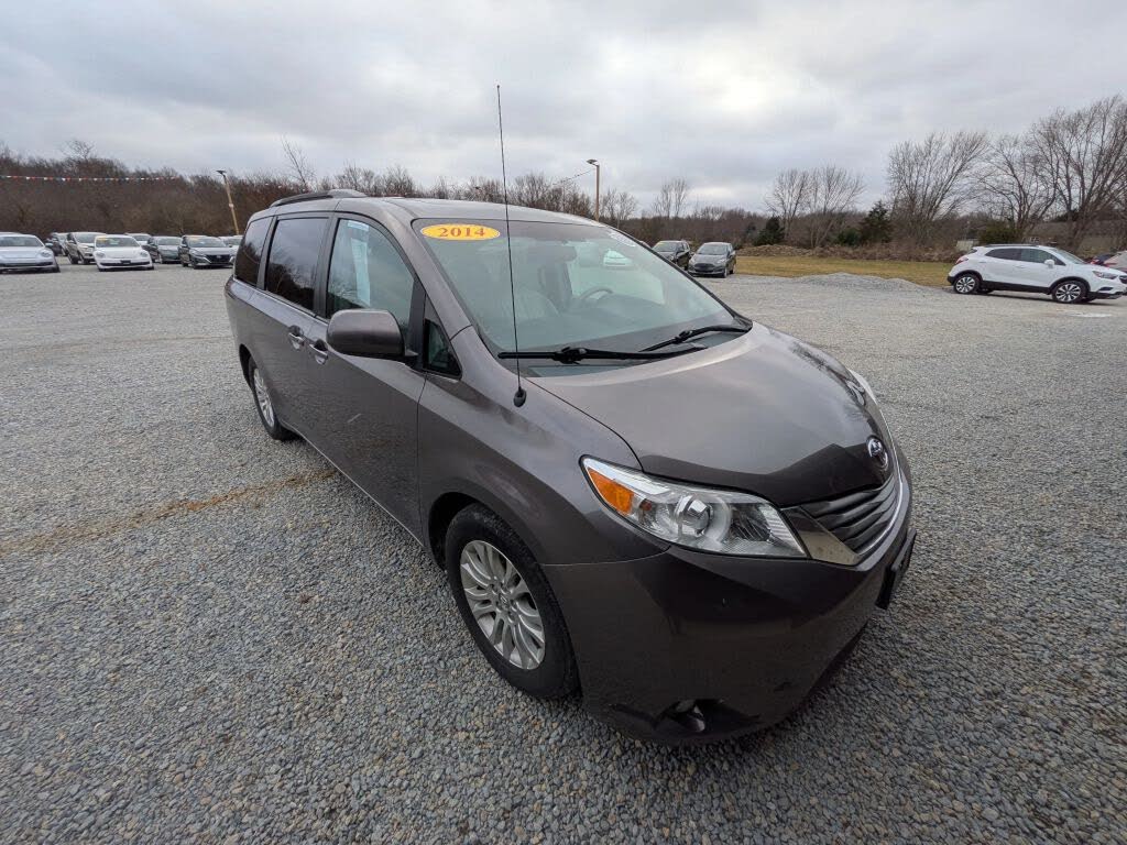 2014 Toyota Sienna XLE 7-Passenger Auto Access Seat