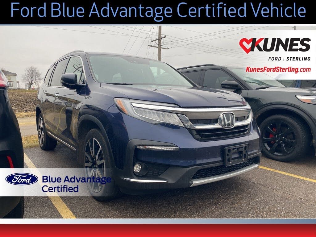 2022 Honda Pilot Touring AWD with Rear Captain's Chairs