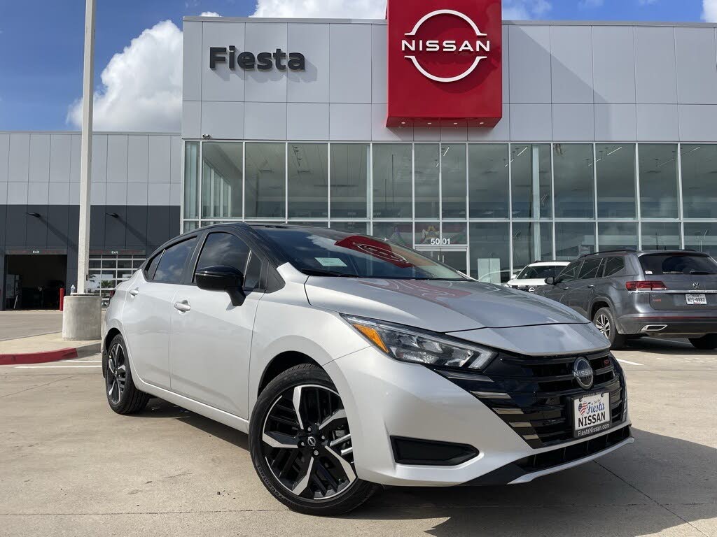 2025 Nissan Versa SR FWD