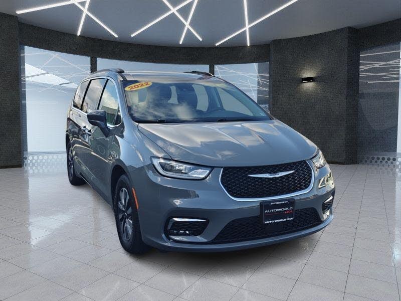 2022 Chrysler Pacifica Hybrid Touring L FWD