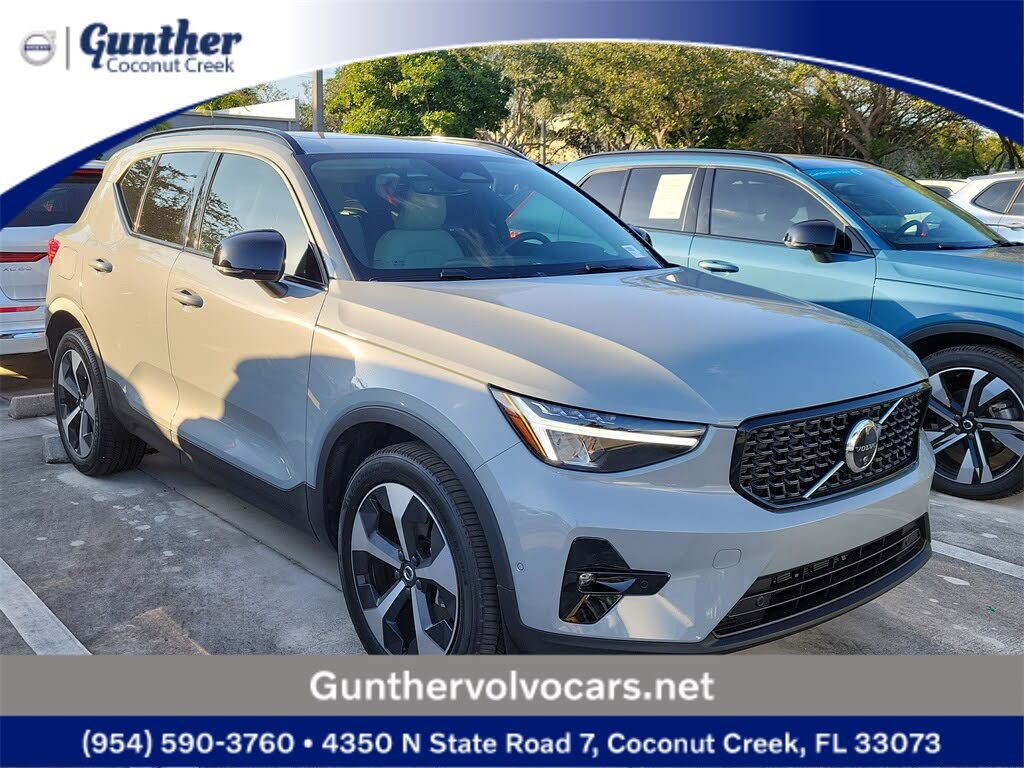 2025 Volvo XC40 B5 Plus Dark Theme AWD