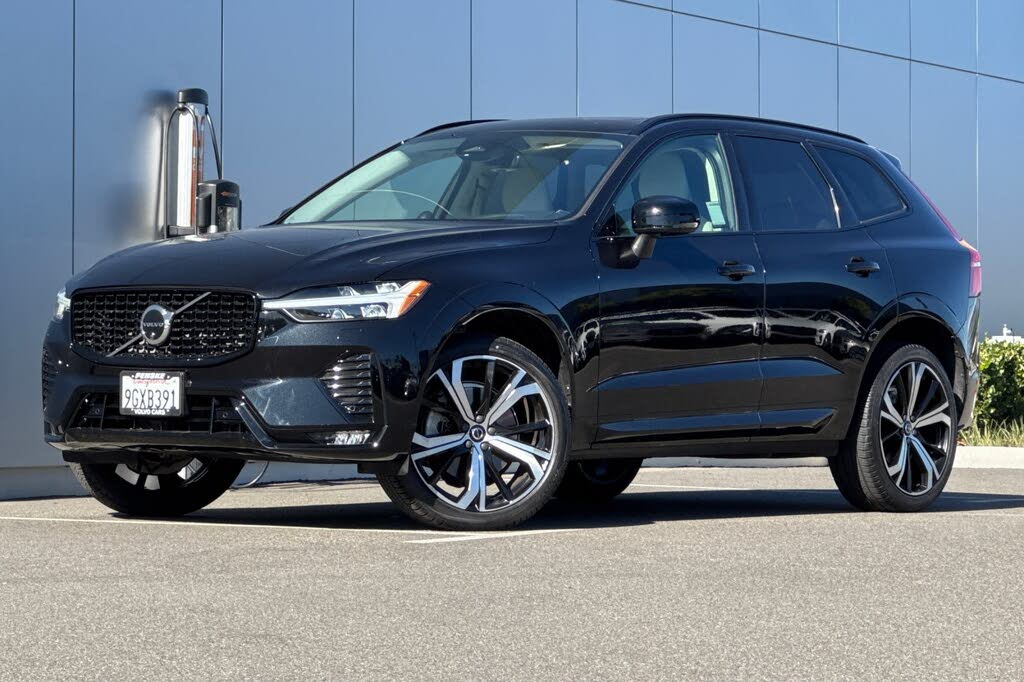 2023 Volvo XC60 B5 Ultimate Dark Theme AWD