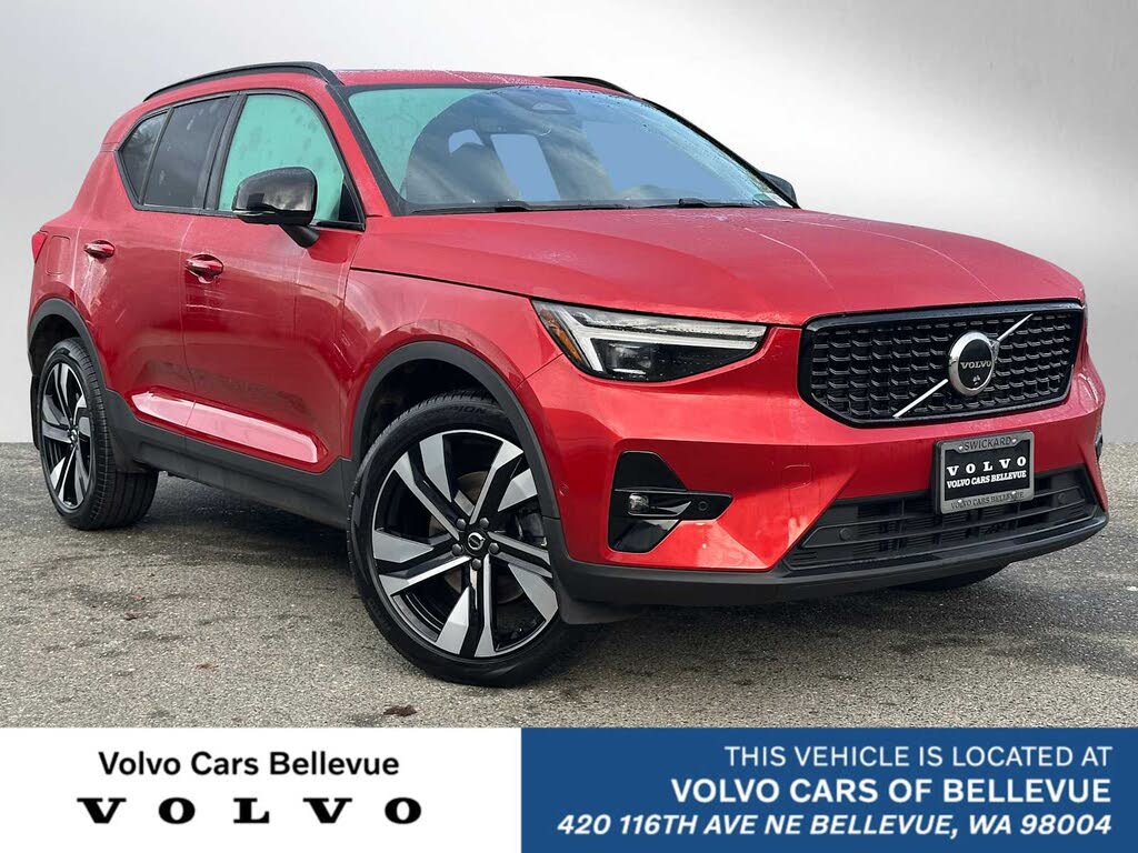 2024 Volvo XC40 B5 Plus Dark Theme AWD