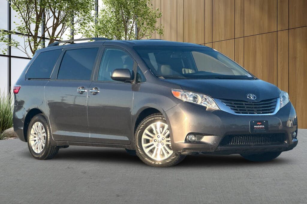 2017 Toyota Sienna XLE 7-Passenger Auto Access Seat FWD