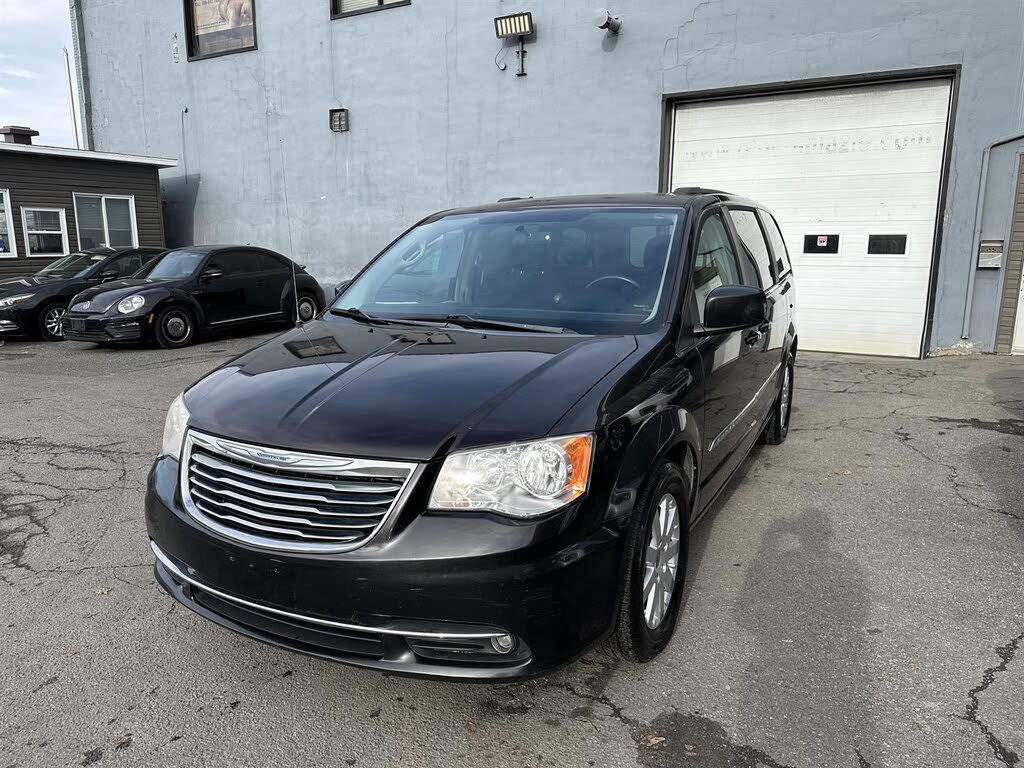 2014 Chrysler Town & Country Touring FWD