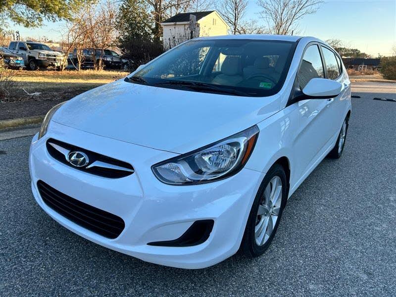 2012 Hyundai Accent SE 4-Door Hatchback FWD
