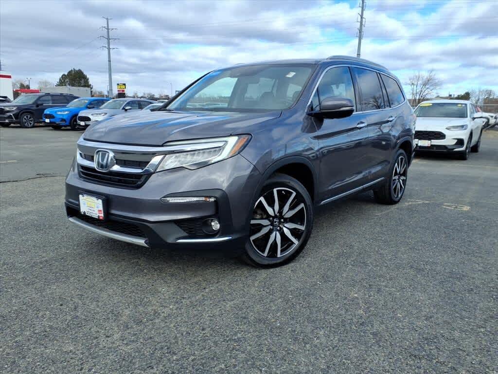 2021 Honda Pilot Touring AWD with Rear Captains Chairs