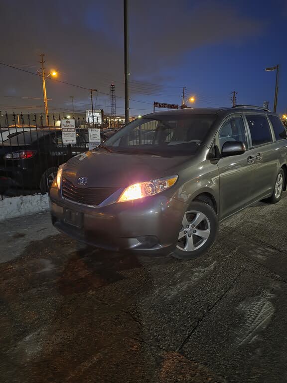 2013 Toyota Sienna LE 7-Passenger