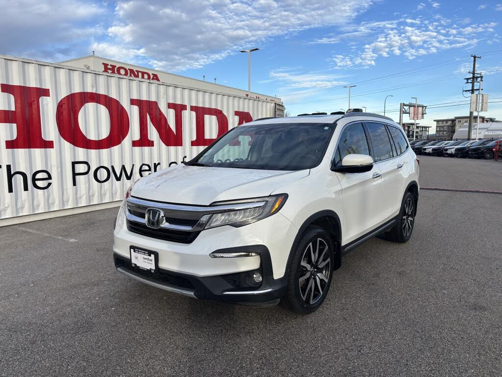 2021 Honda Pilot Touring AWD with Rear Captains Chairs