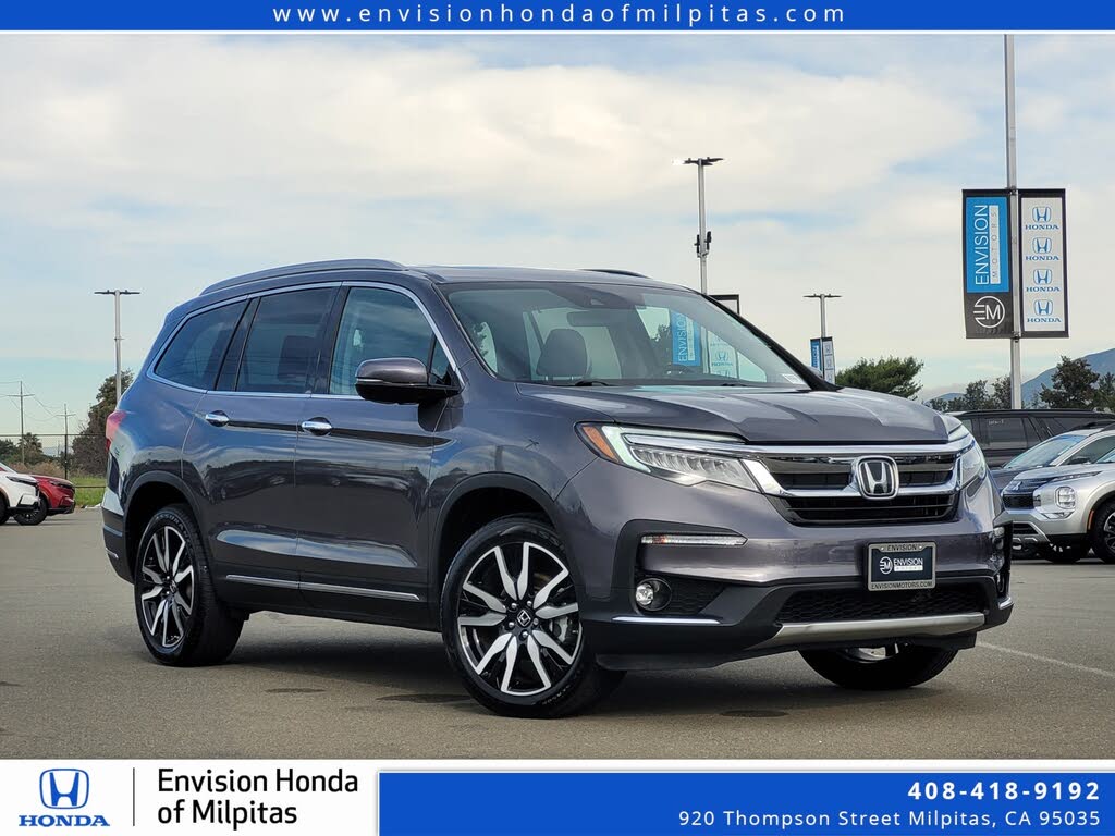 2022 Honda Pilot Touring FWD with Rear Captain's Chairs