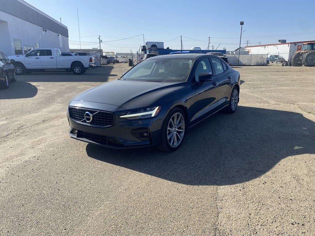 2022 Volvo S60 B5 Momentum AWD