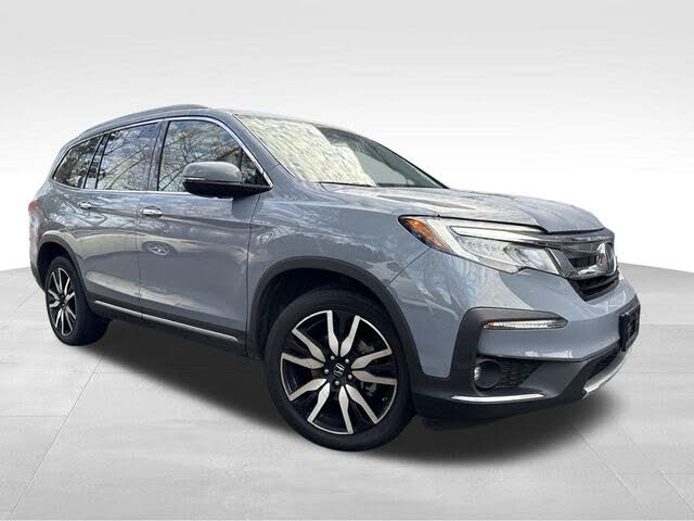 2022 Honda Pilot Touring AWD with Rear Captain's Chairs