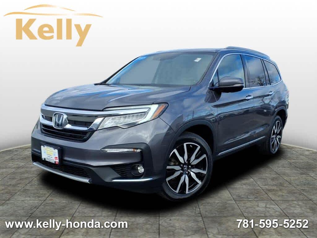 2021 Honda Pilot Touring AWD with Rear Captains Chairs