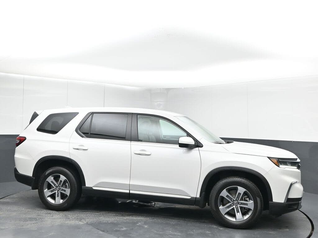 2023 Honda Pilot EX-L AWD with Captains Chairs
