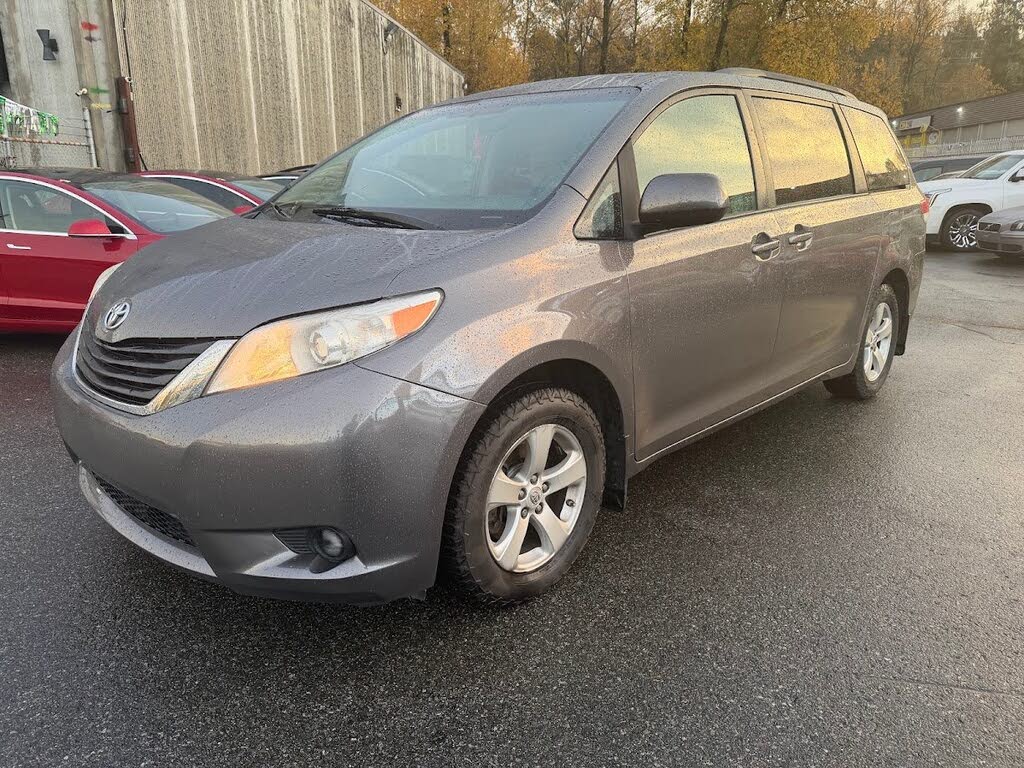 2013 Toyota Sienna LE 8-Passenger