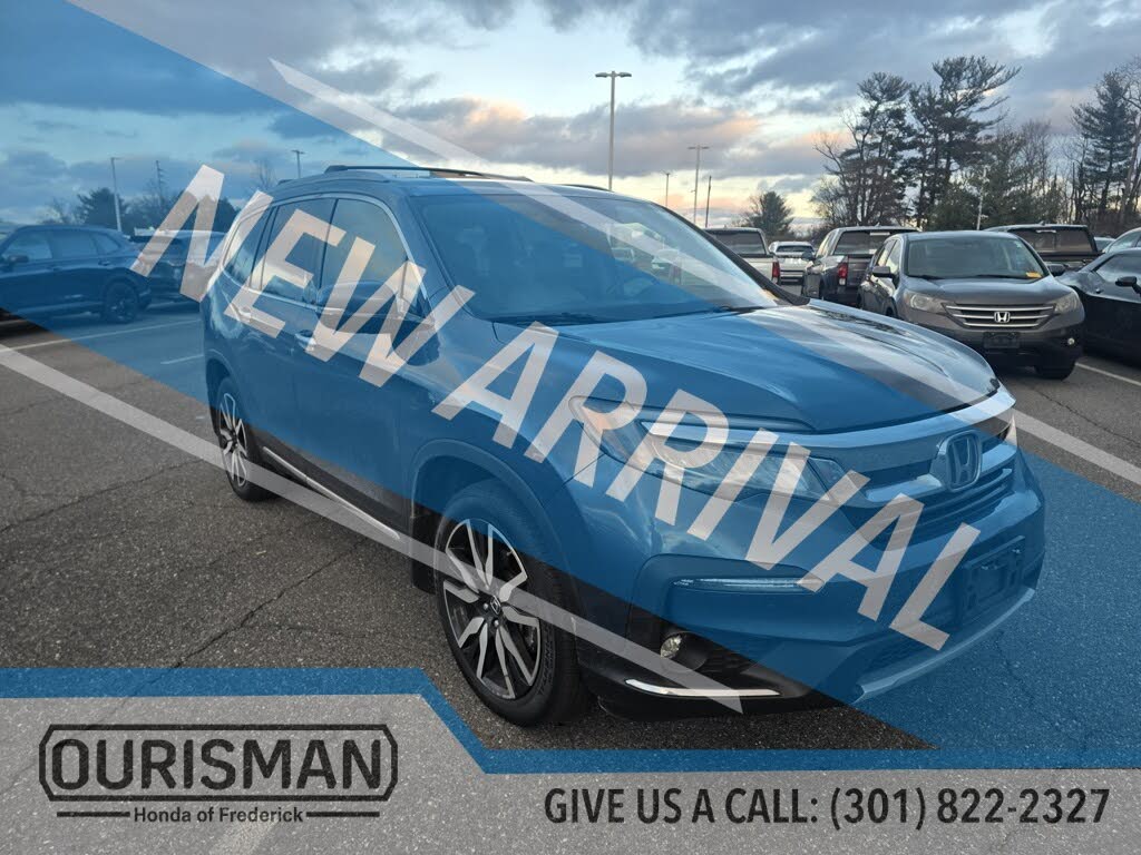 2021 Honda Pilot Touring AWD with Rear Captains Chairs