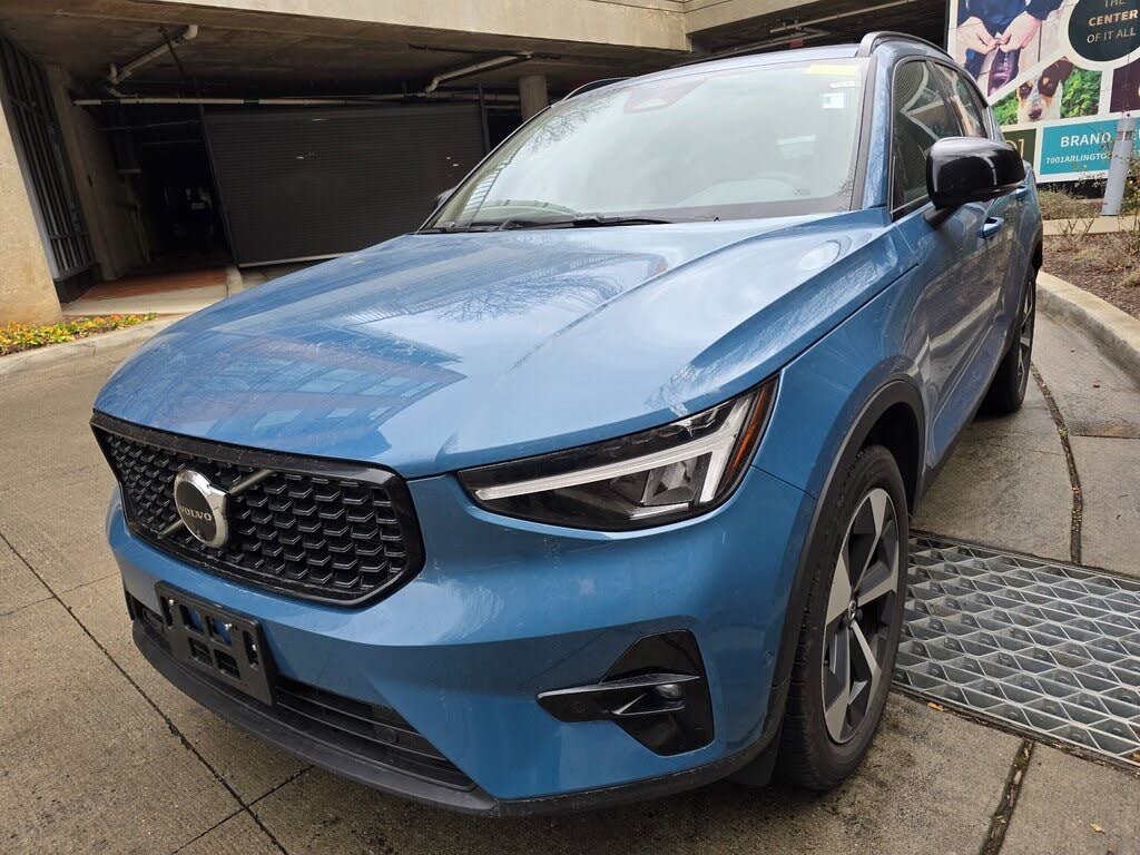 2025 Volvo XC40 B5 Plus Dark Theme AWD