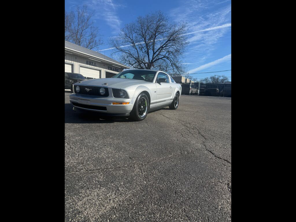 2005 Ford Mustang V6 Deluxe Coupe RWD