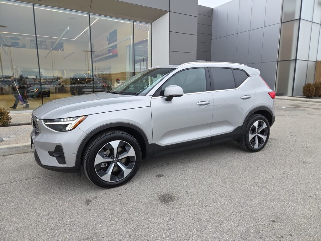 2025 Volvo XC40 B5 Plus Bright Theme AWD