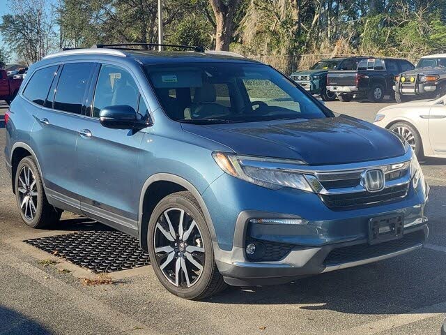 2019 Honda Pilot Touring FWD with Rear Captain's Chairs