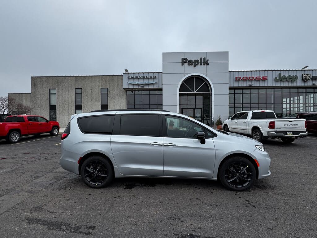2026 Chrysler Pacifica Select AWD