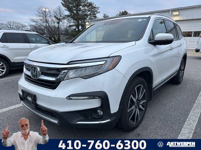 2020 Honda Pilot Touring AWD with Rear Captain's Chairs