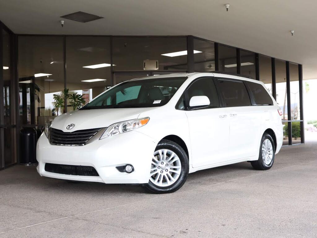 2017 Toyota Sienna XLE 7-Passenger Auto Access Seat FWD