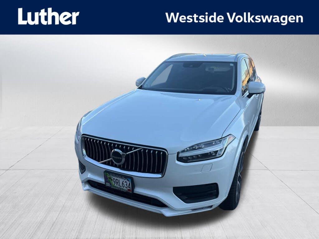 2022 Volvo XC90 T6 Momentum 7-Passenger AWD