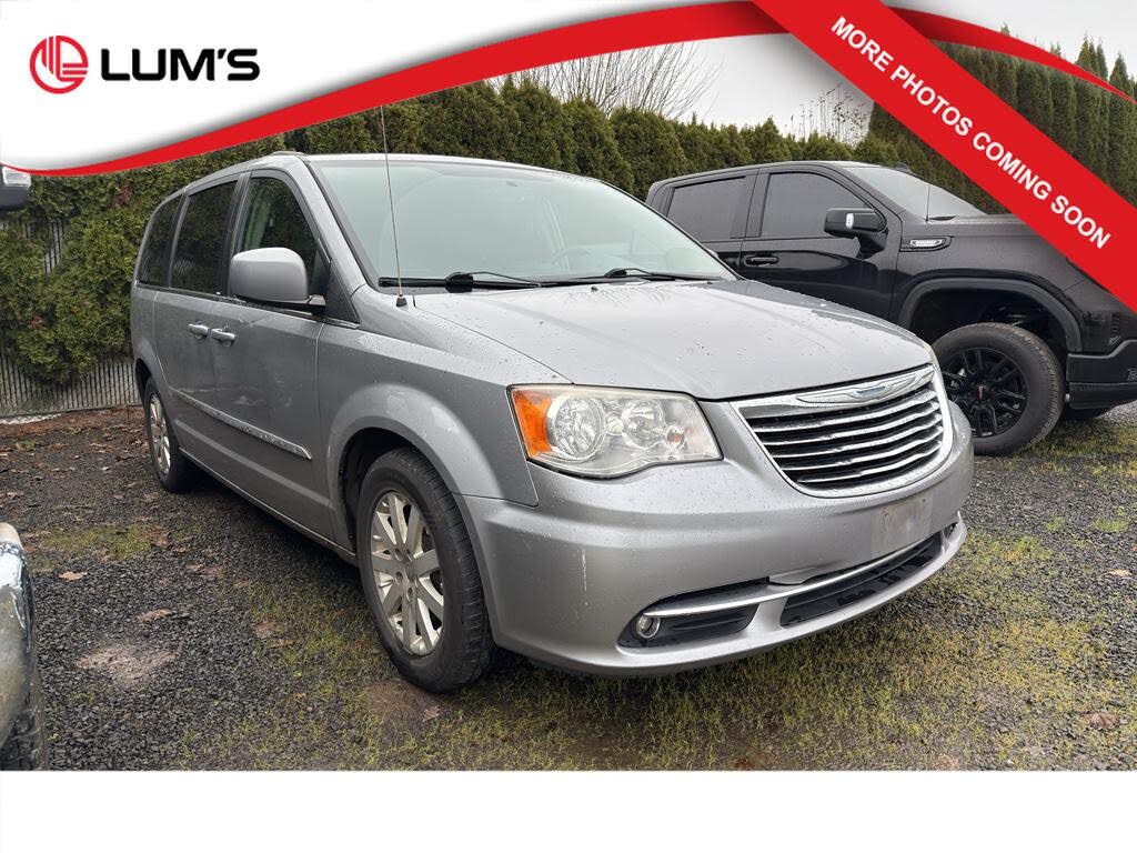 2014 Chrysler Town & Country Touring FWD