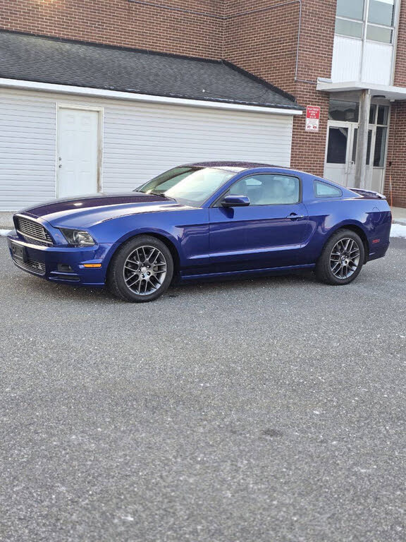 2013 Ford Mustang V6 Premium Coupe RWD