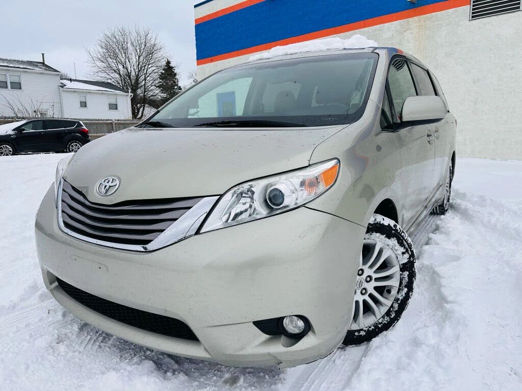 2015 Toyota Sienna XLE 7-Passenger Auto Access Seat