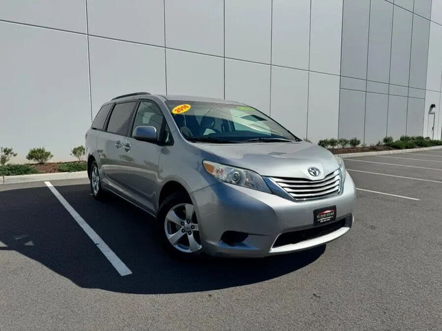 2016 Toyota Sienna XLE 7-Passenger Auto Access Seat