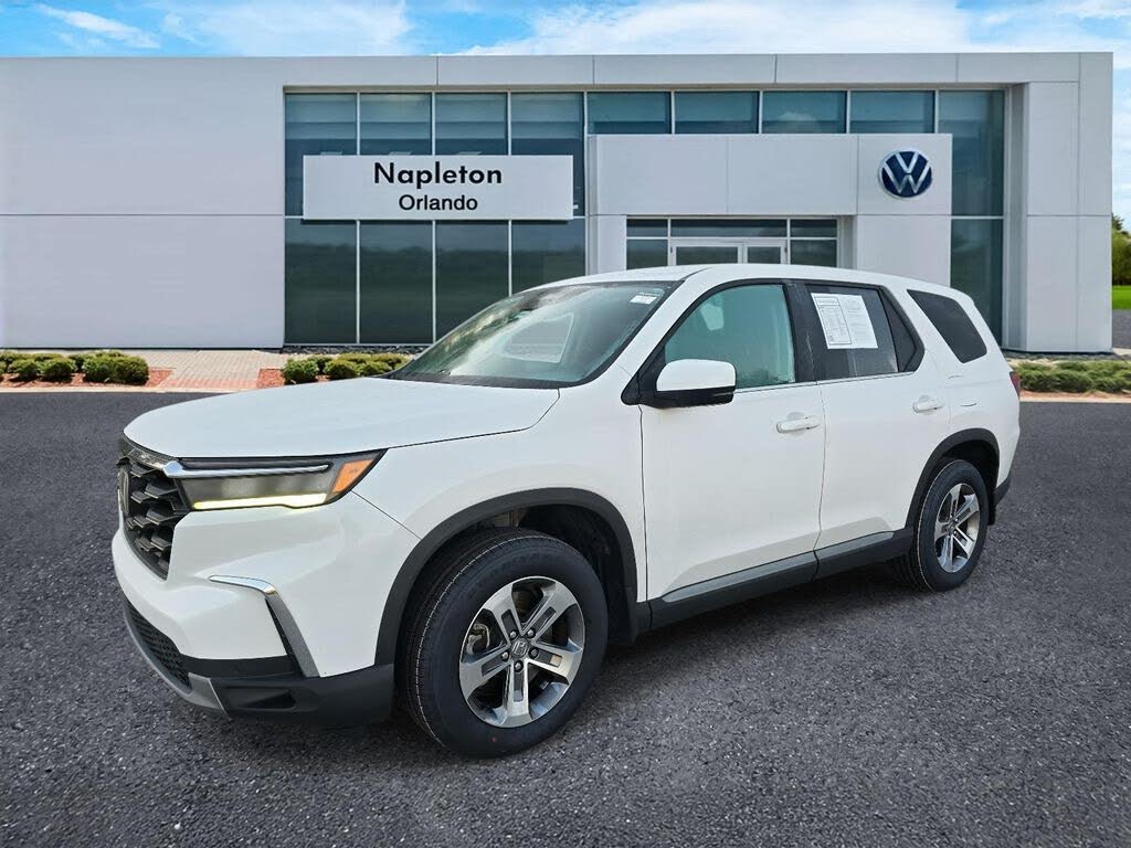 2023 Honda Pilot EX-L FWD with Captains Chairs