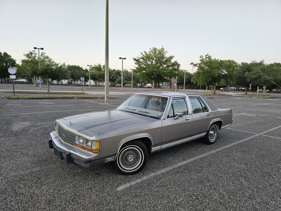1989 Ford LTD Crown Victoria 4 Dr LX Sedan