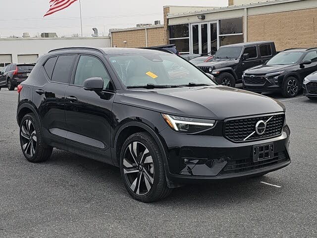 2024 Volvo XC40 B5 Ultimate Dark Theme AWD