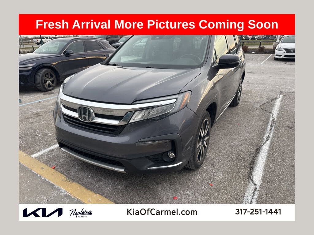 2022 Honda Pilot Touring AWD with Rear Captain's Chairs