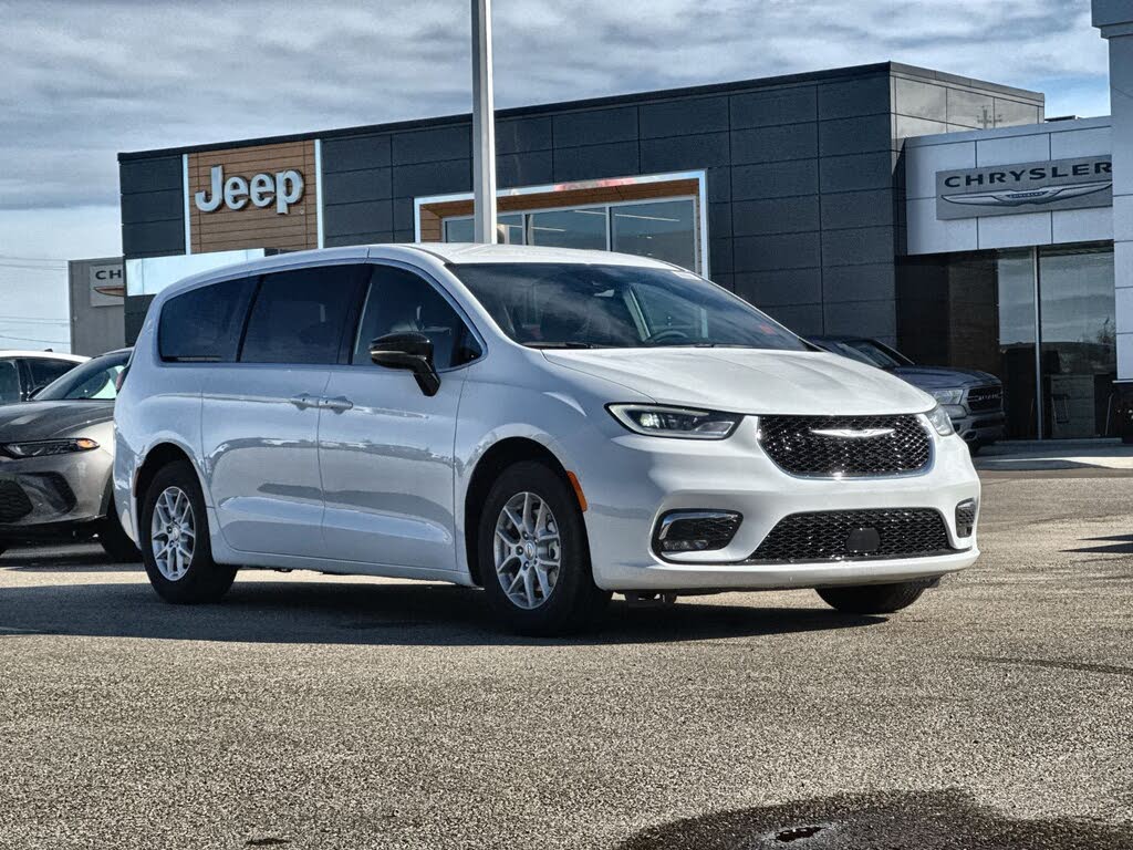 Chrysler Pacifica Touring FWD 2024