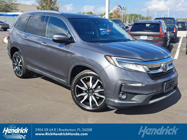 2022 Honda Pilot Touring AWD with Rear Captain's Chairs