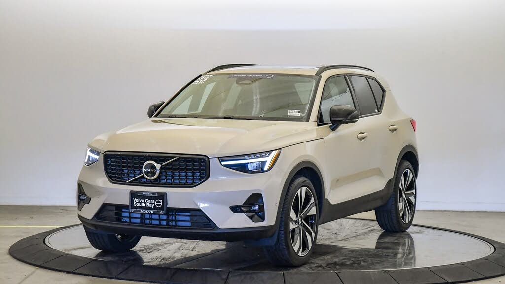 2025 Volvo XC40 B5 Ultra Dark Theme AWD