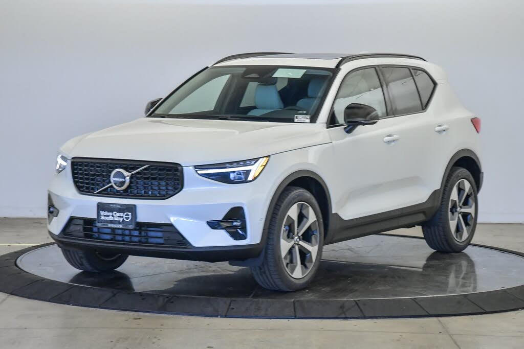 2025 Volvo XC40 B5 Plus Dark Theme AWD