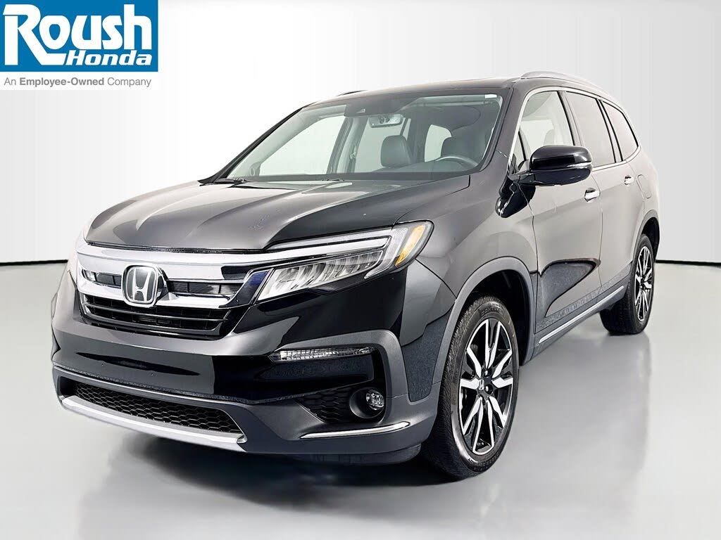 2022 Honda Pilot Touring AWD with Rear Captain's Chairs