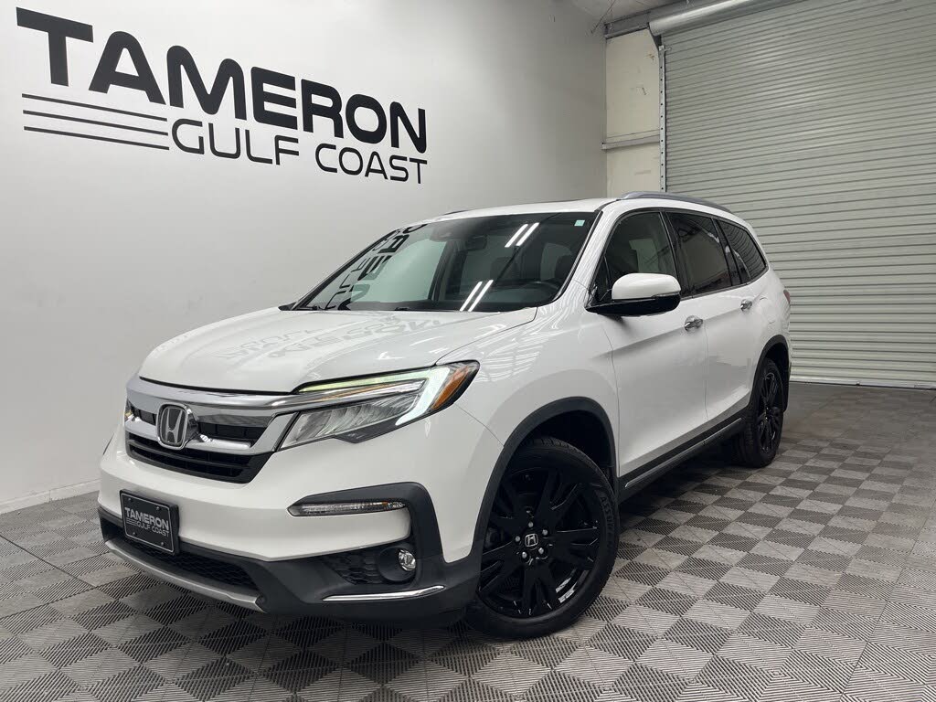 2020 Honda Pilot Touring AWD with Rear Captain's Chairs