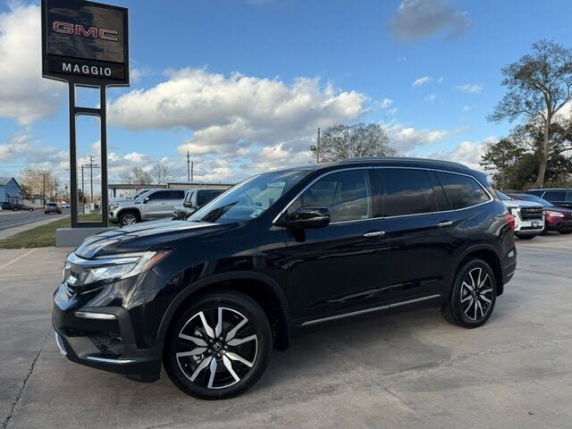 2020 Honda Pilot Touring AWD with Rear Captain's Chairs