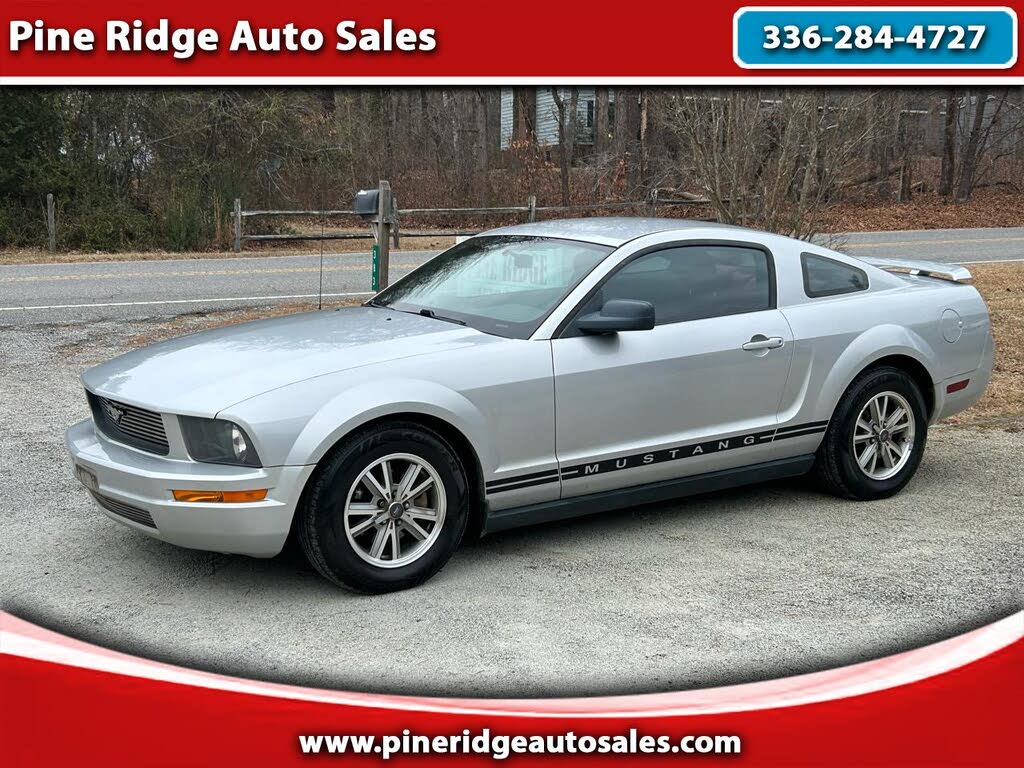 2005 Ford Mustang V6 Deluxe Coupe RWD