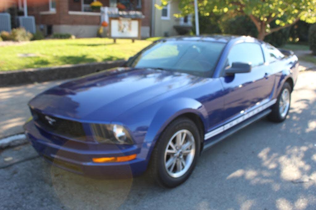 2005 Ford Mustang V6 Deluxe Coupe RWD